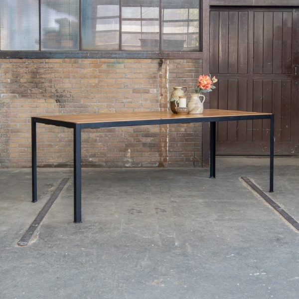 Industriële tafel met houten blad