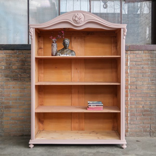 Roze open boekenkast