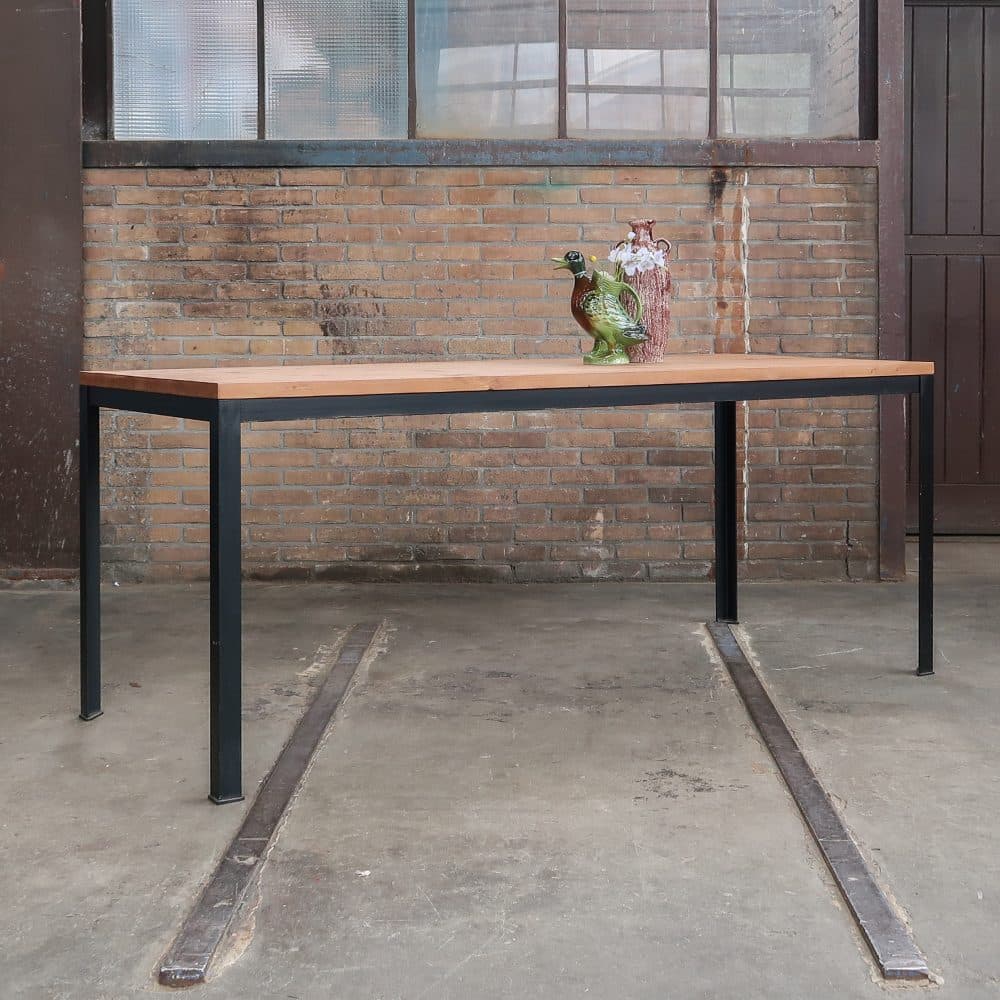 Tafel met metalen frame