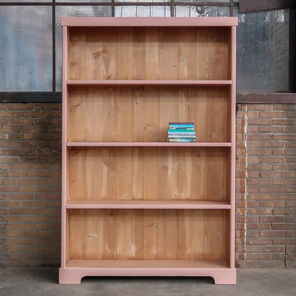 Roze open boekenkast