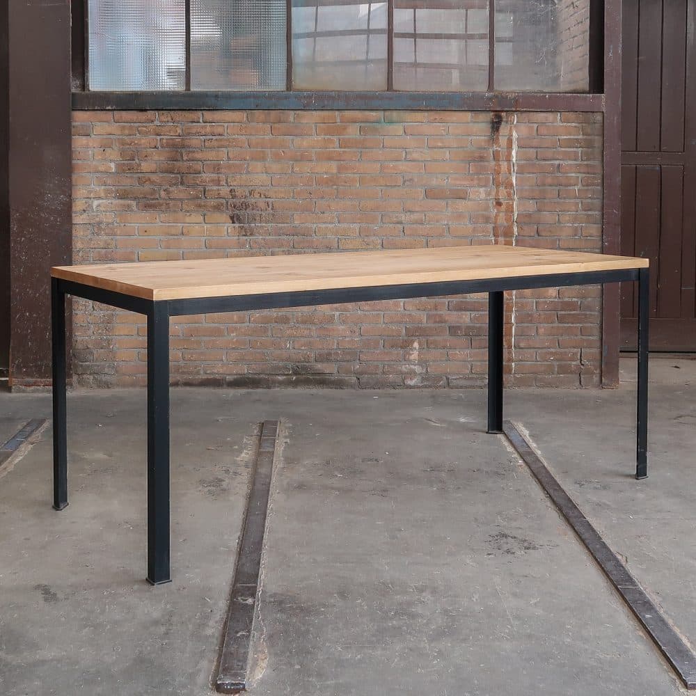 Tafel met metalen frame