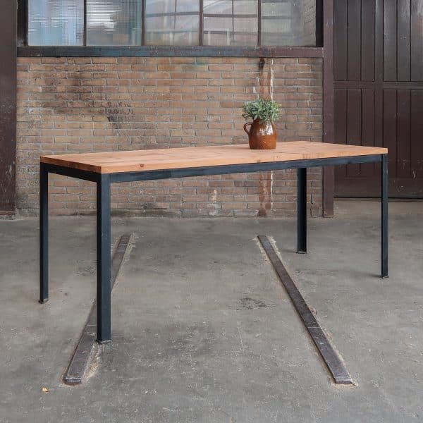 Tafel met metalen frame