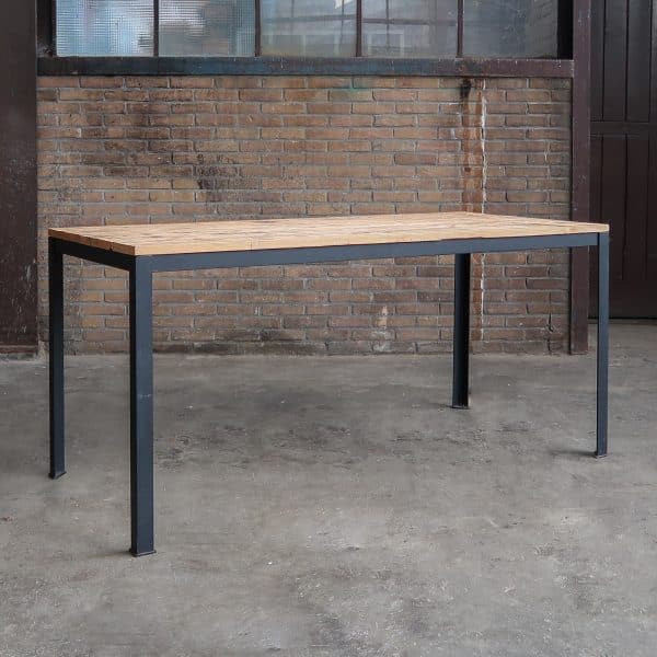 Tafel met metalen frame