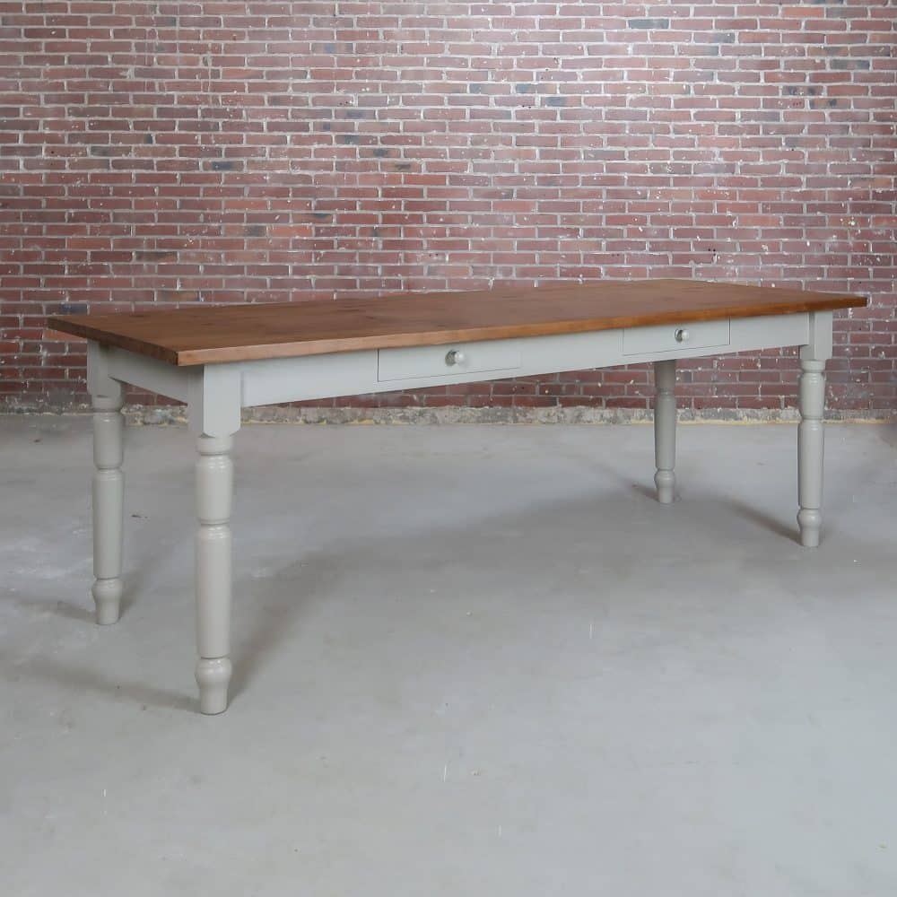 Landelijke eettafel met lades