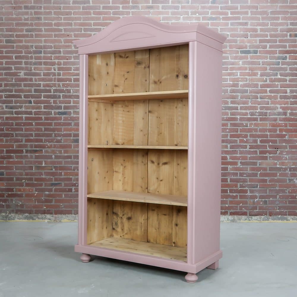 Roze open boekenkast