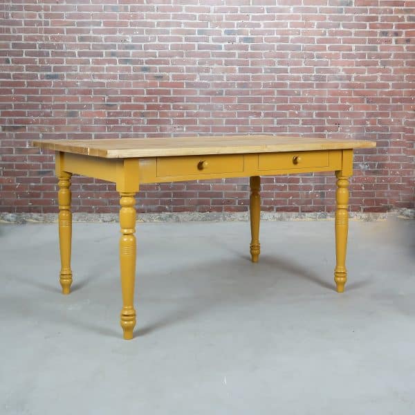 Landelijke eettafel met lades